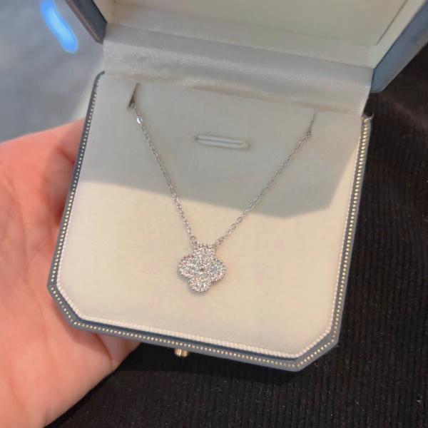 Lab Grown Diamond Four-leaf clover necklaces