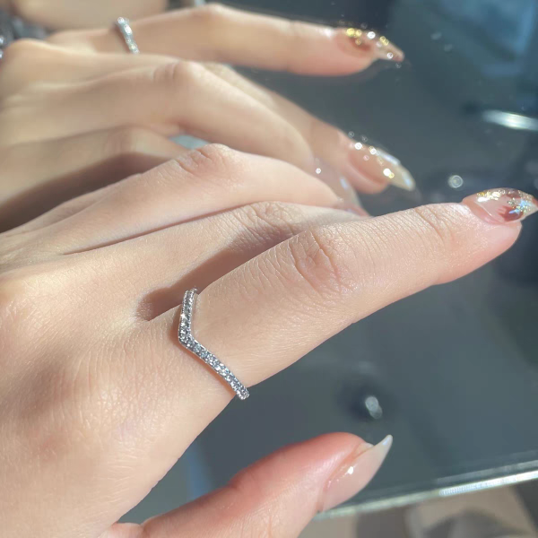 Lab-grown Diamond V-shaped stud rings